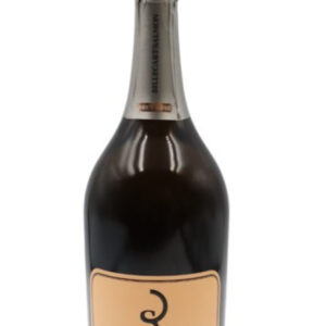 Présentation d’une bouteille de champagne Billecart-Salmon rosé.