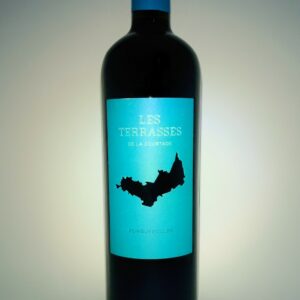 Mise en avant d'une bouteille de vin Les Terrasses de la Courtade rouge.